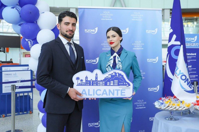 Самолет FlyOne Armenia в аэропорту Еревана перед вылетом в Аликанте