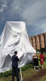 Памятник «Ваагн Драконоборец» работы Нуриджаняна в центре Еревана