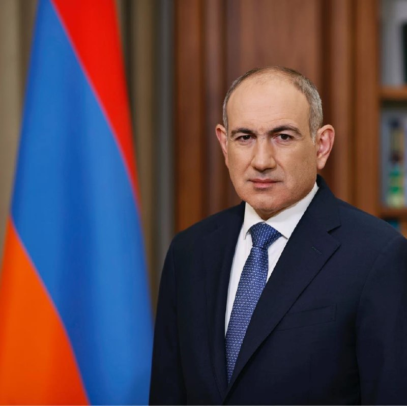 Премьер-министр Армении Никол Пашинян принимает поздравления с днем рождения в Ереване.