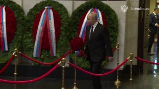 Владимир Путин на прощании с экс-министром обороны Ивановым в Москве