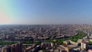 Флаг Армении на фоне здания правительства в Ереване