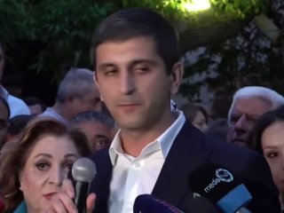 Акция у здания ЦИК в Ереване сторонников Додыча и Роба