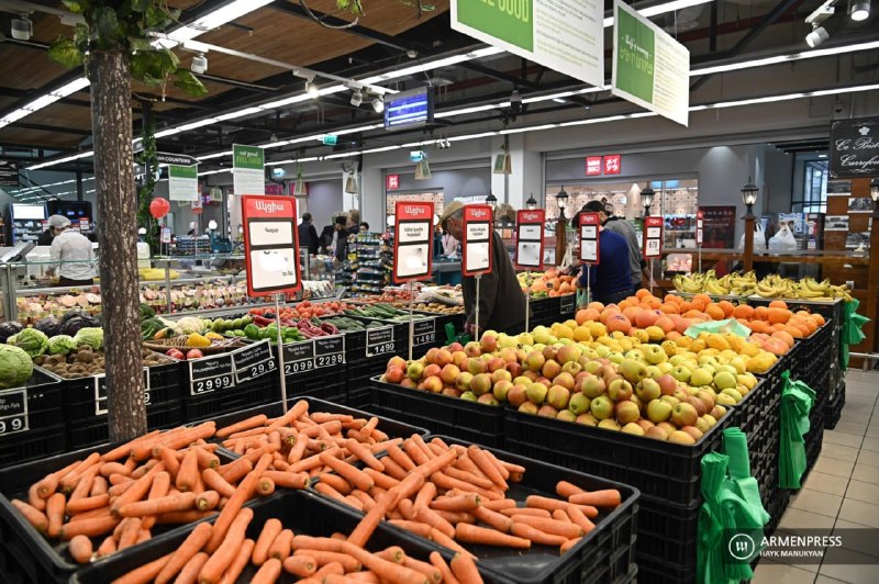Свежие овощи и бахчевые культуры на прилавке рынка в Ереване