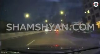 Упавшее дерево на дороге в Ереване, рядом мопед