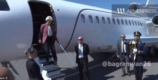 Урсула фон дер Ляйен в аэропорту Звартноц в Ереване встречает вице-премьер Мгер Григорян