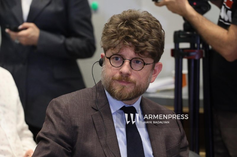 Посол Франции Оливье Декотиньи выступает на встрече с армянскими экспортерами в Ереване