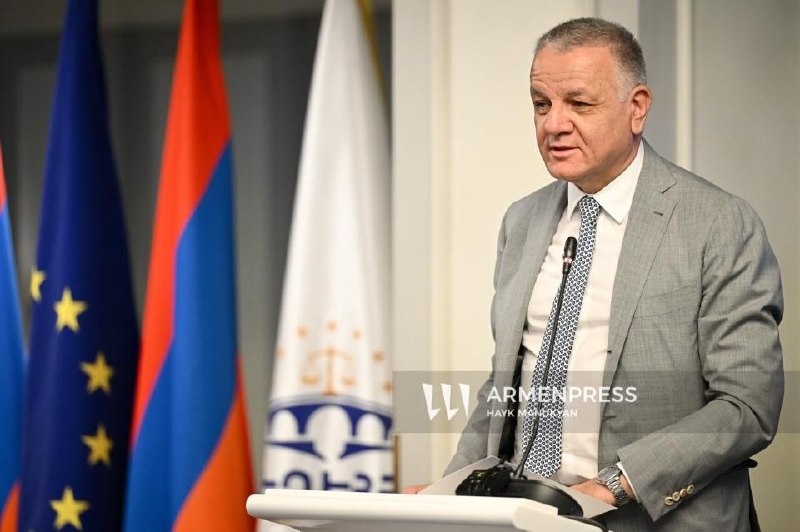 Посол ЕС Василис Марагос выступает на церемонии открытия мероприятия в Ереване
