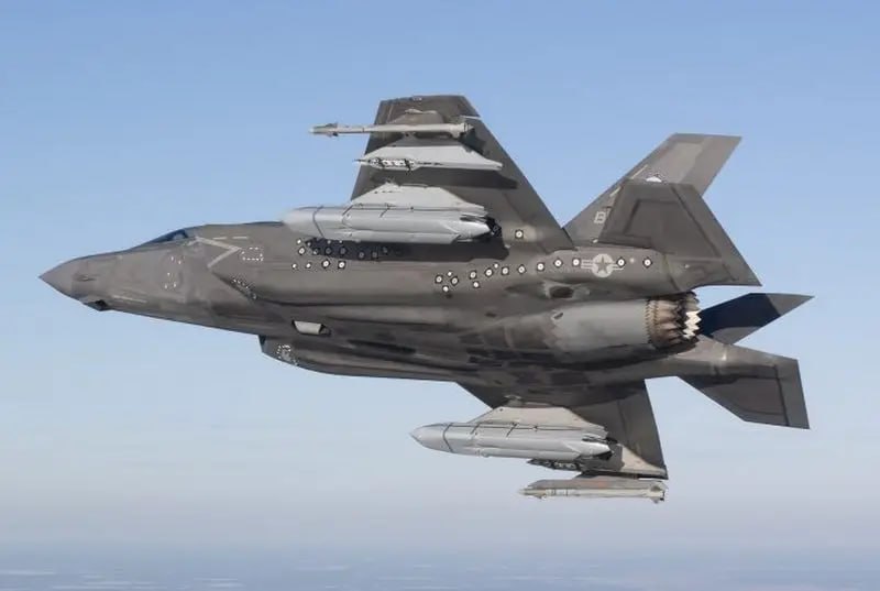 Истребители F-35B взлетают с палубы авианосца HMS Prince of Wales в Норвежском море