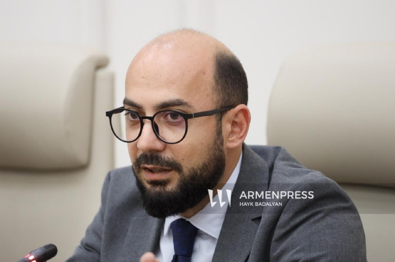 Артур Ованнисян на брифинге в парламенте Армении, Аджапняк