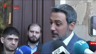 Арам Вардеванян, адвокат Роберта Кочаряна, общается с журналистами у здания КС в Ереване