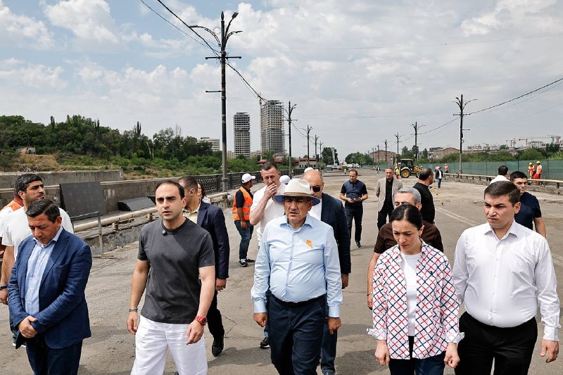 Премьер-министр Армении на ремонте моста Киевян в Аджапняке, Ереван