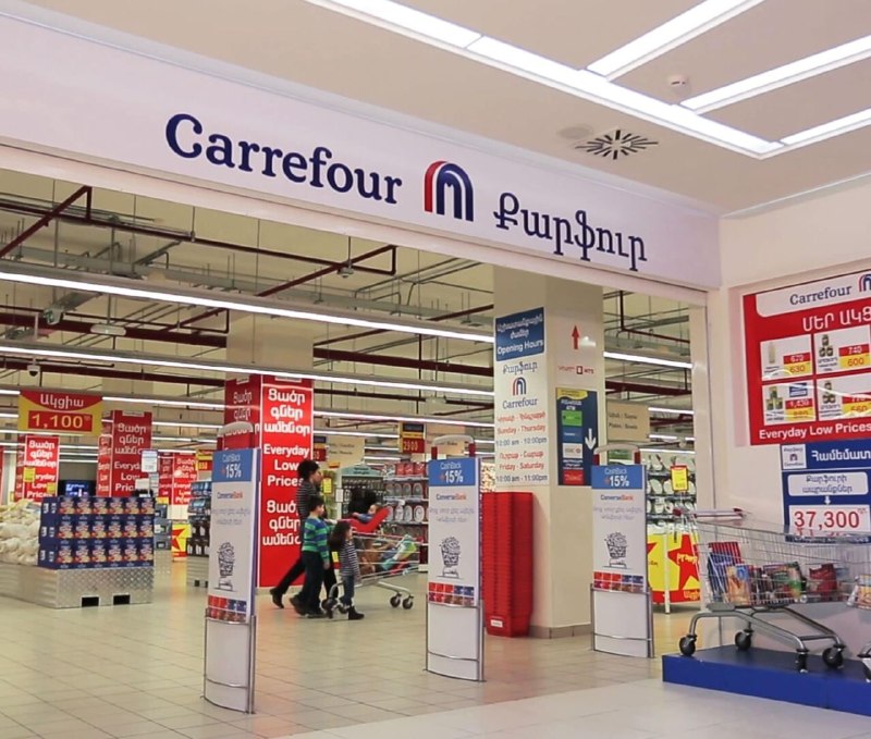 Проверка сети Carrefour в Ереване, сотрудники мэрии фиксируют нарушения