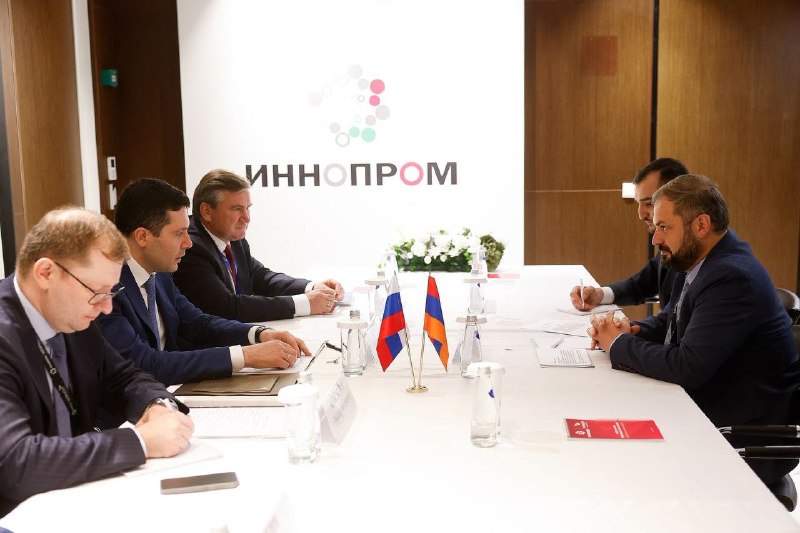 Встреча министра экономики Армении Геворга Папояна с министром промышленности РФ Антоном Алихановым