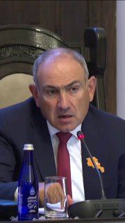Никол Пашинян выступает на встрече с предпринимателями в Аджапняке, Ереван