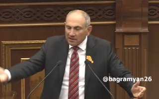 Никол Пашинян выступает с заявлением на фоне выборной повестки в Аджапняке (Ереван)