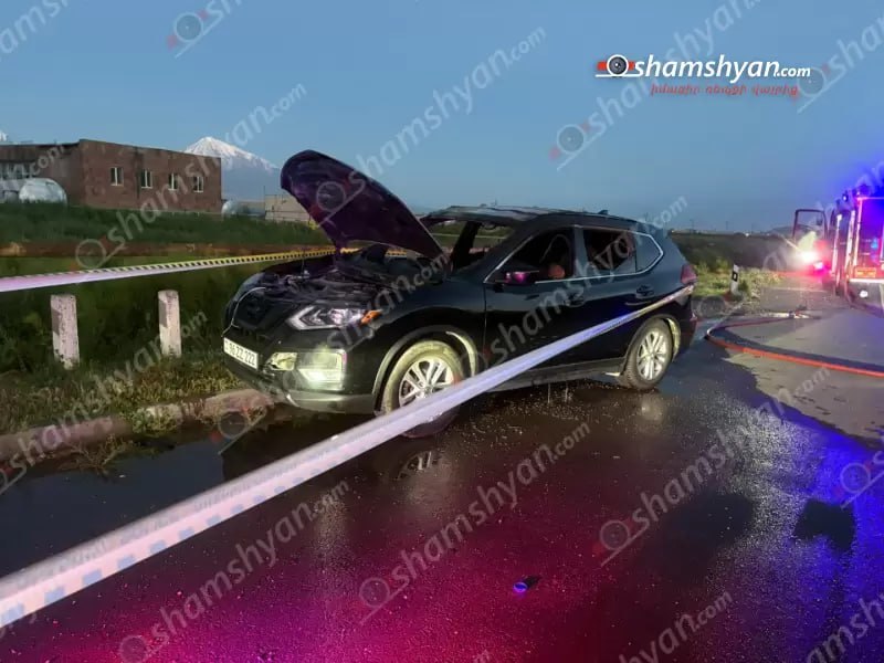 Сгоревший автомобиль Nissan Rogue на трассе Ереван — Ерасх в селе Суренаван