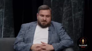 Микаэль Бадалян, пророссийский блогер, на фоне самолета Москва-Ереван, Аджапняк