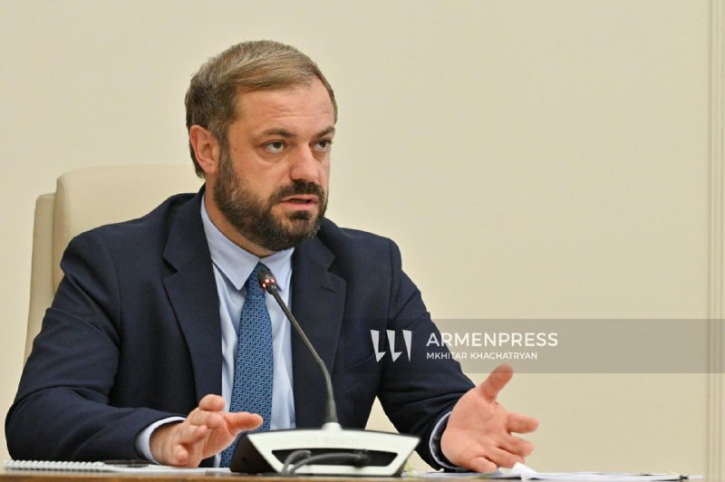 Министр экономики Армении Геворг Папоян на заседании в Национальном Собрании