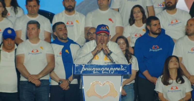 Никол Пашинян выступает с речью в Ереване