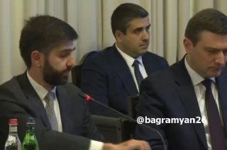 Никол Пашинян выступает на мероприятии в Аджапняке (Ереван)