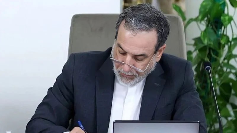 Министр иностранных дел Ирана Аббас Аракчи критикует Марка Уэйна Маллина на фоне политического конфликта.