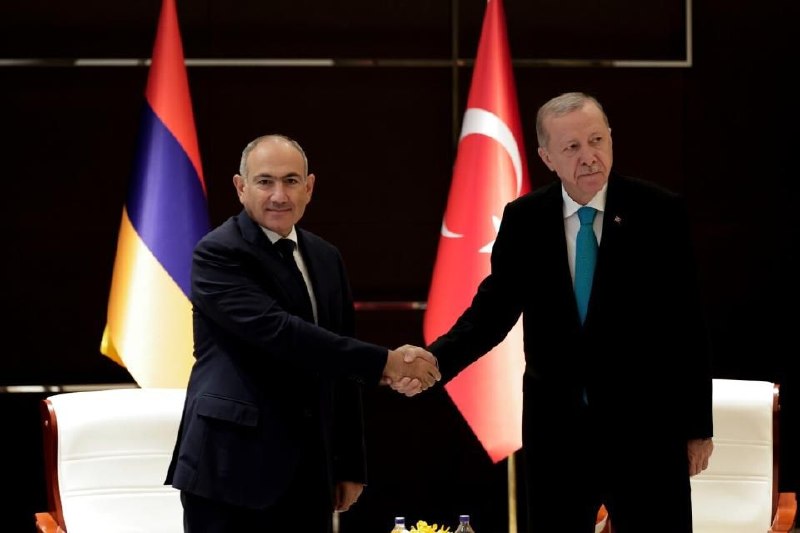 Фото президента Турции Эрдогана и премьер-министра Армении Пашиняна