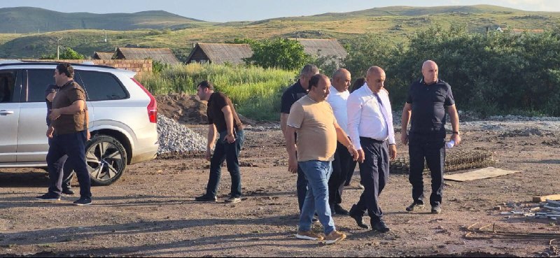 Саргис Багинян и инженеры фонда на объекте в Ширакской области