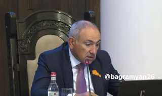 Абрикосы и бутылки вина на фоне Еревана — символ субсидирования экспорта