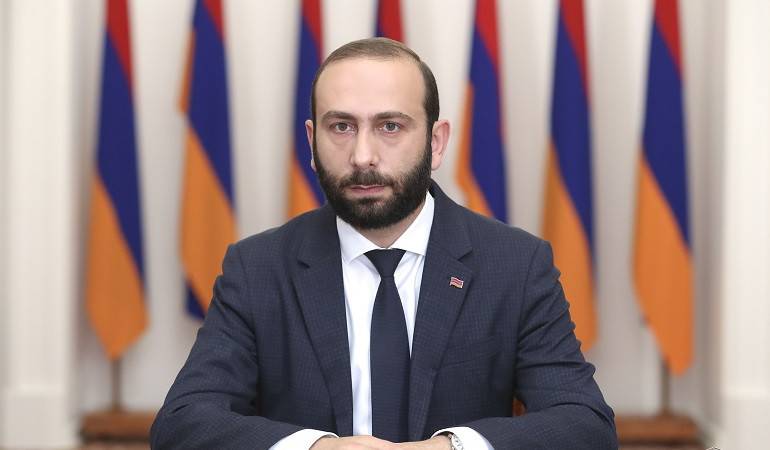 Арарат Мирзоян, министр иностранных дел Армении, в рабочем кабинете