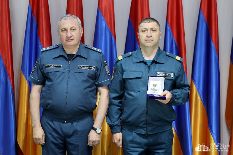 Награждение спасателей из Аджапняка директором Спасательной службы в Ереване