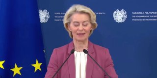 Урсула фон дер Ляйен в Ереване поздравляет Аджапняк с выборами