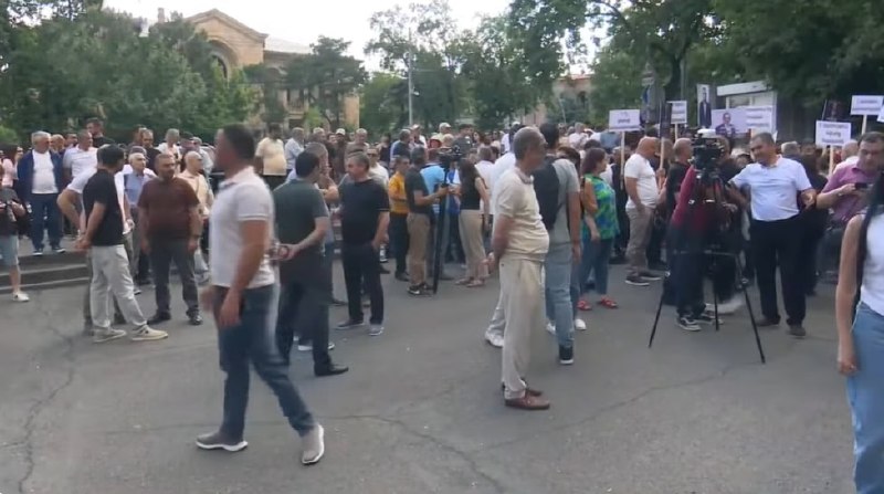 Митинг оппозиции перед Конституционным судом в Ереване, несколько сотен участников
