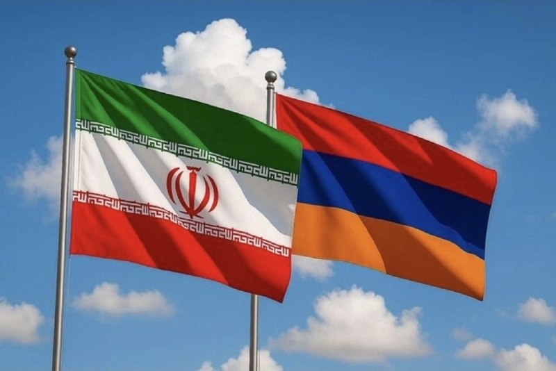 Флаг Армении и флаг Ирана рядом на фоне переговоров в Ереване