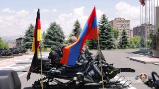 Сурен Папикян объявляет о поставке 16 снегоходов из Германии для армии Армении