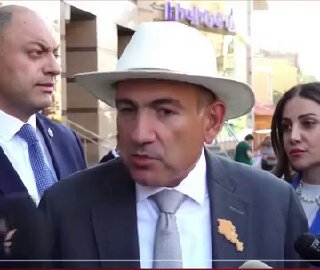 Никол Пашинян и Ален Симонян на мероприятии в Ереване