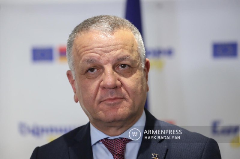 Посол ЕС Василис Марагос встречается с армянскими экспортерами в Ереване.
